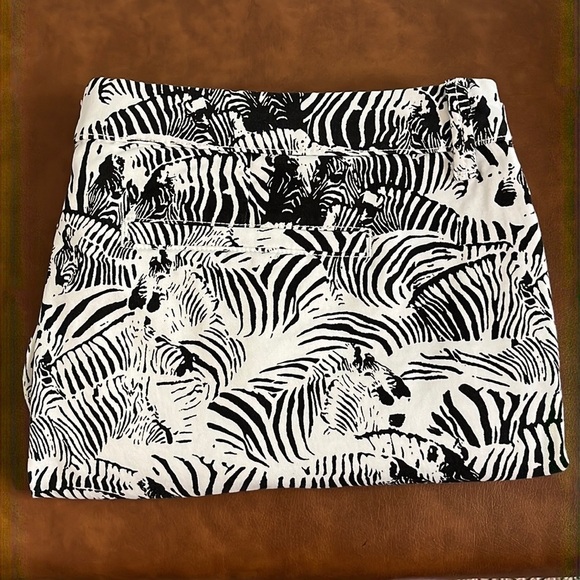 Liz Claiborne Zebra Print Shorts Size 16 - Picture 3 of 16